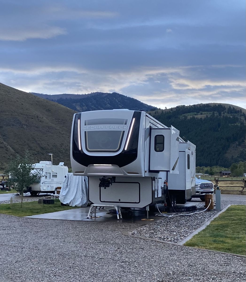 LUXURY CEDAR CREEK 5TH WHEEL 377BH