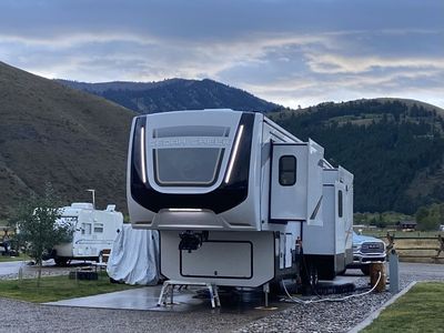 LUXURY CEDAR CREEK 5TH WHEEL 377BH