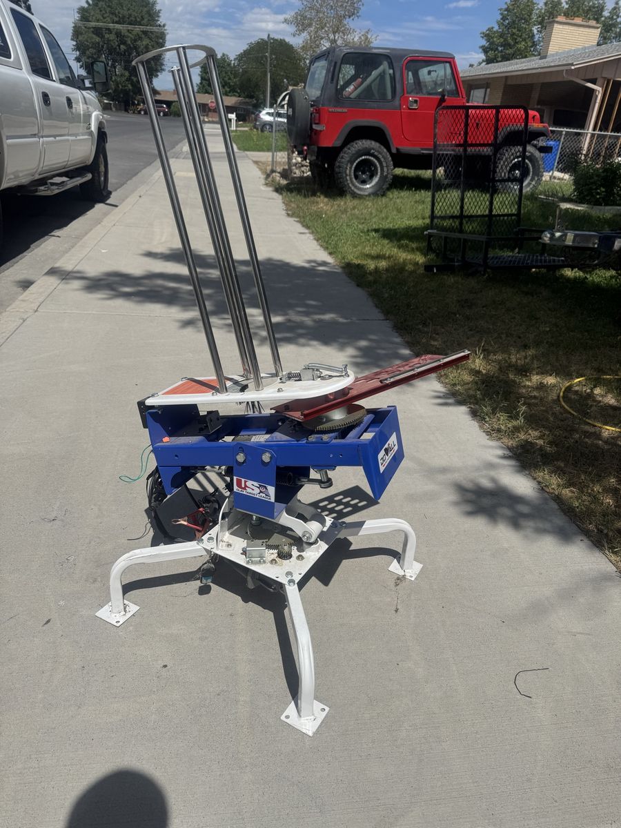 Automatic clay pigeon thrower launcher
