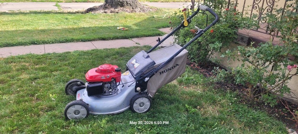 Honda lawn mower self propelled good working conditions.