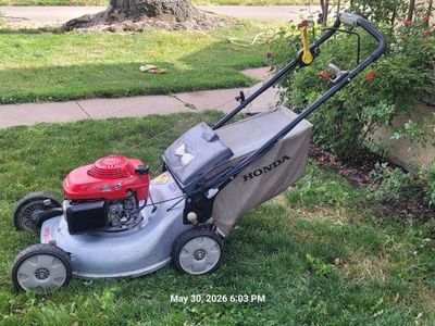 Honda lawn mower self propelled good working conditions.