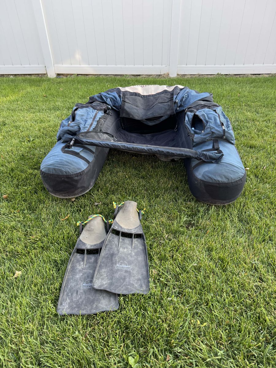 Float tube with flippers