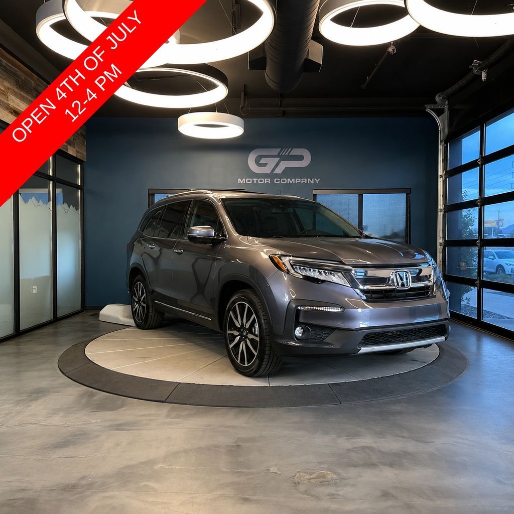 2021 Honda Pilot Touring w/Rear Captain's Chairs