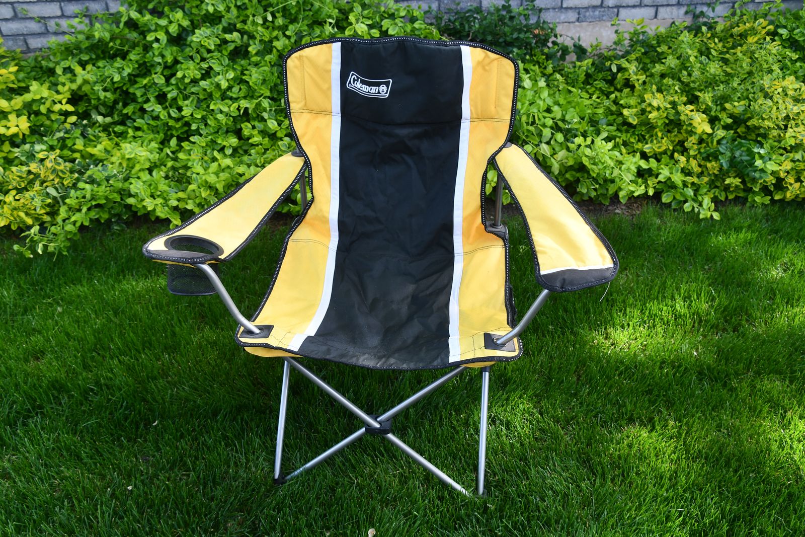 COLEMAN OUTDOOR FOLDING CHAIR ~ YELLOW & BLACK ~ HEIGHT 38" x 35" ~ CUP HOLDER ~ STORAGE BAG ~ CLEAN!
