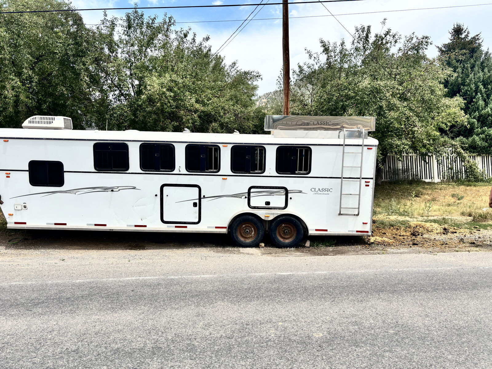 2005 Classic LQ horse trailer OBO or Trades
