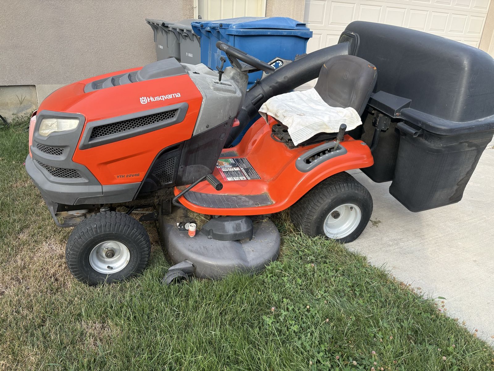 Husqvarna YTH22V46 Lawn Tractor /MowerRiding with Bagger Attachment