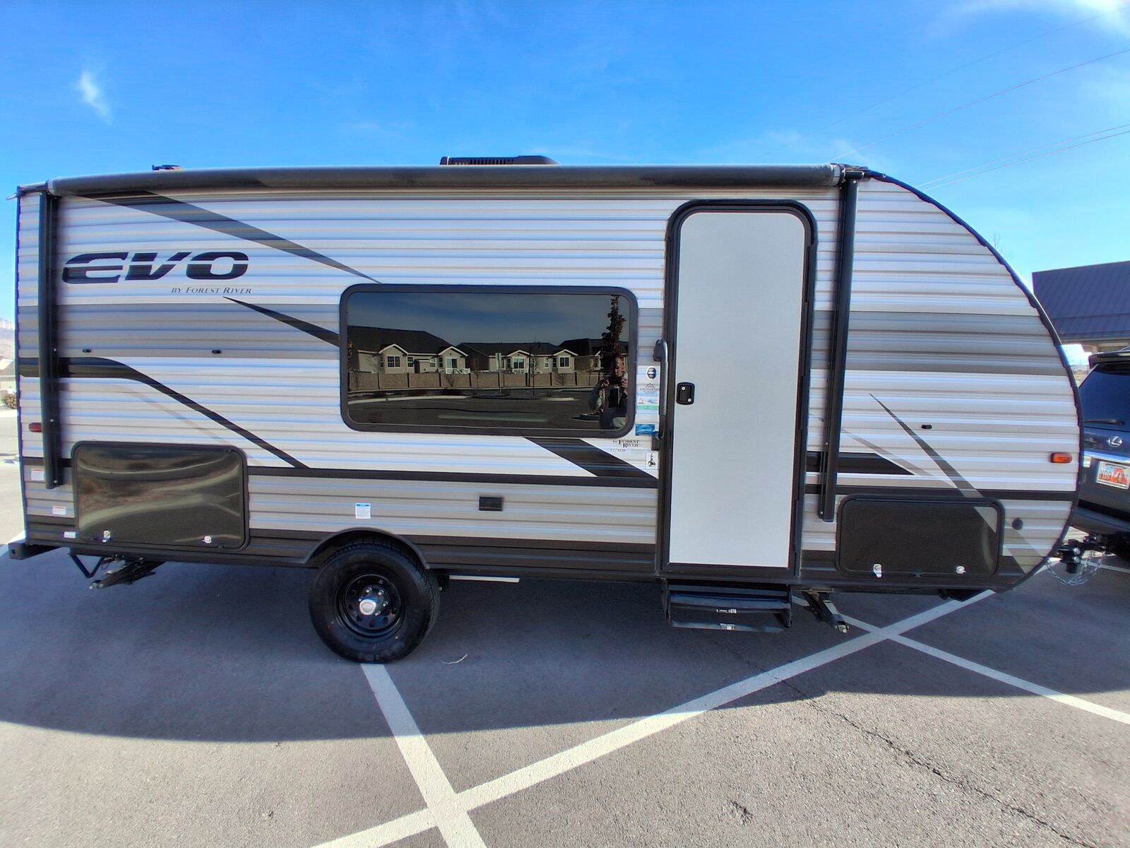 2021 EVO 179DB – 3,442 lbs Dry | Easy SUV Tow | Sleeps 8 | Murphy Bed | Triple Bunks | Solar + Lithium | Outdoor Kitchen