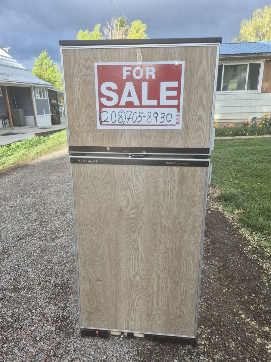 Propane and electric RV refrigerator