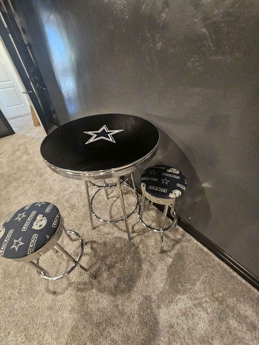 Dallas Cowboys Pub Table & 4 Bar Stools Set – Great Condition – $225 OBO