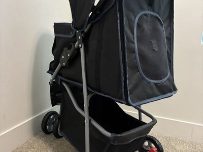 PET STROLLER BRAND NEW !