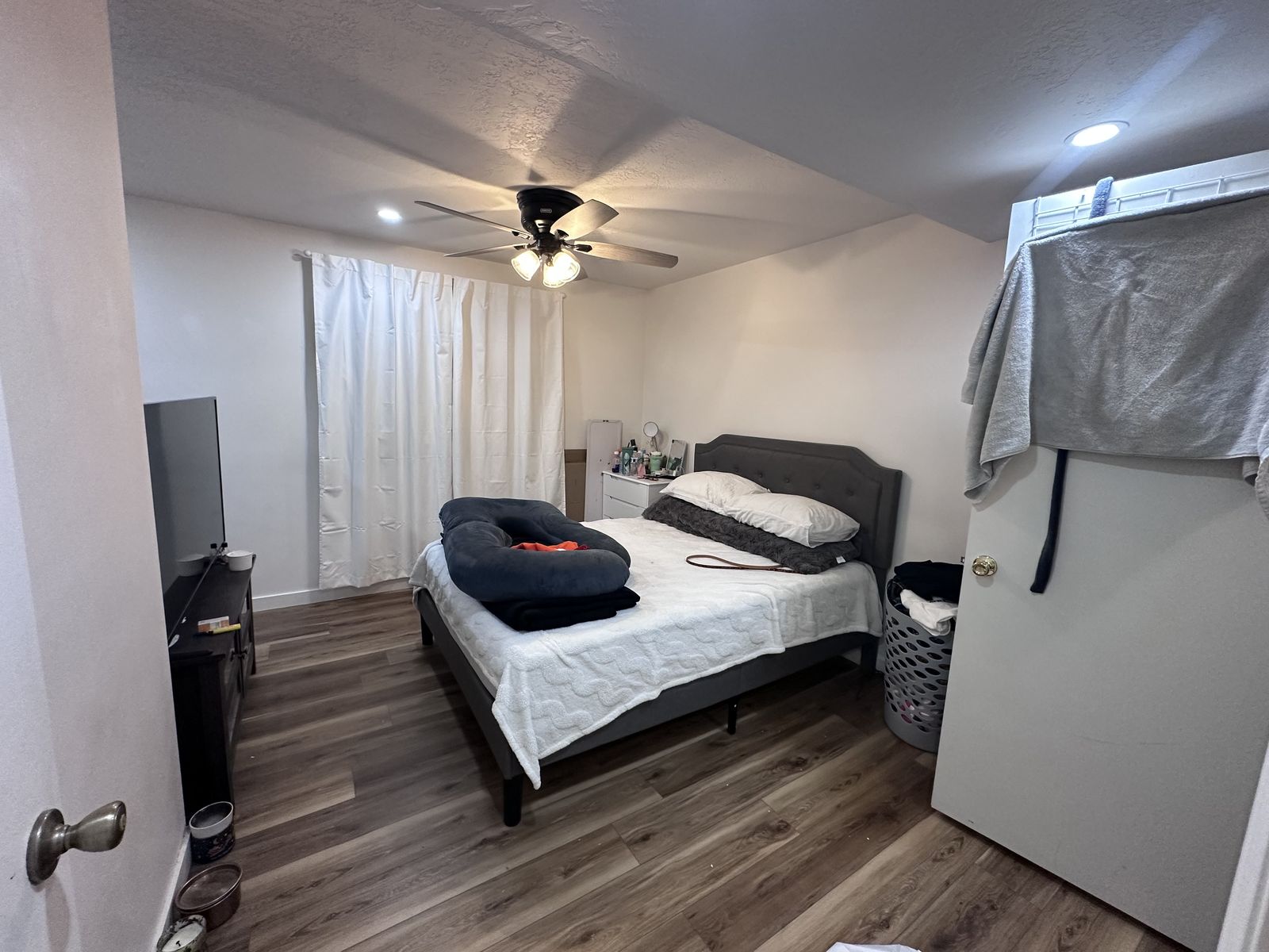 private room for rent (female) w/walk in closet, $600 utilities included -Murray
