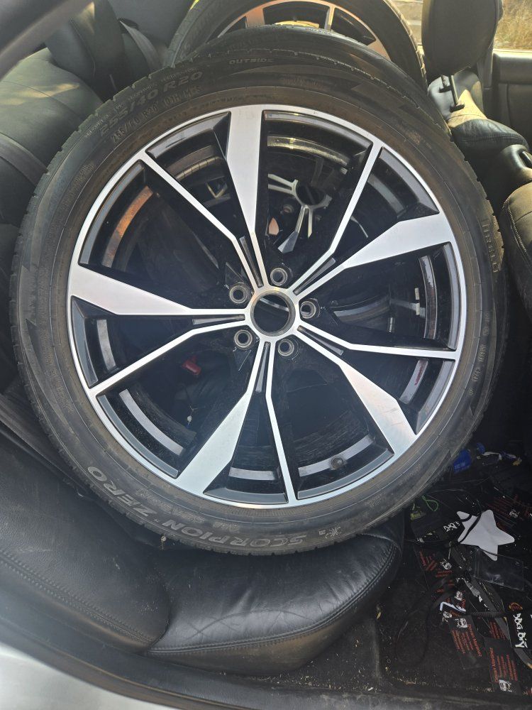 20" Alloy Wheels with Pirelli Scorpion Zero All Season Tires (255/40 R20 101H)