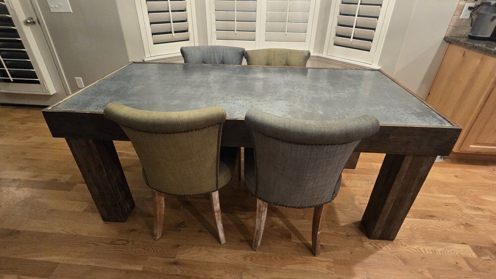 Gorgeous Dining Room Table and 4 Chairs