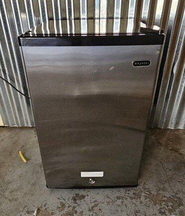 Compact upright freezer
