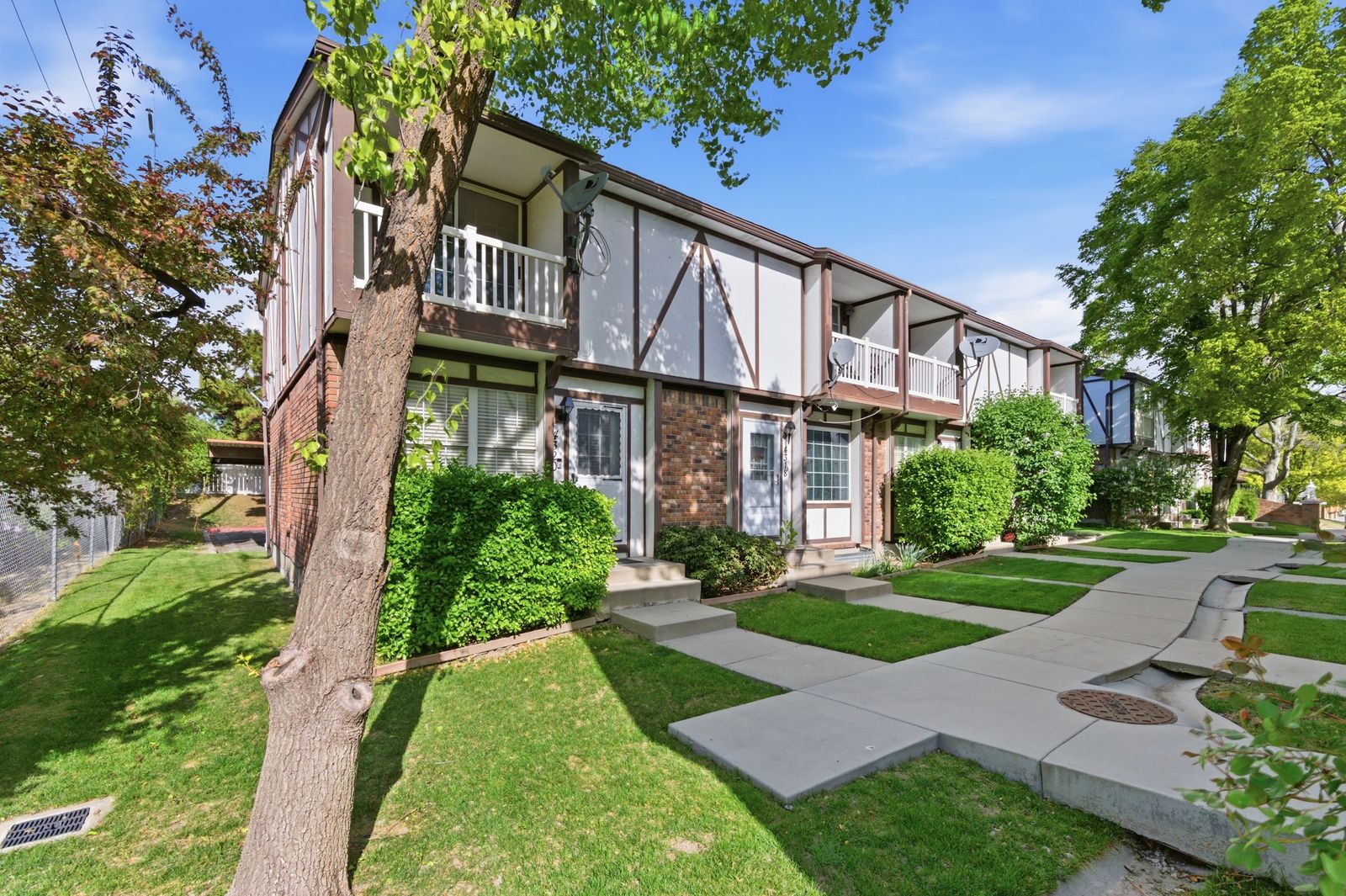 End unit townhouse in Taylorsville