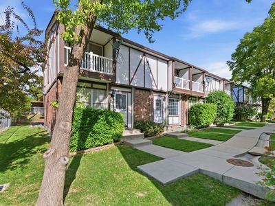 End unit townhouse in Taylorsville