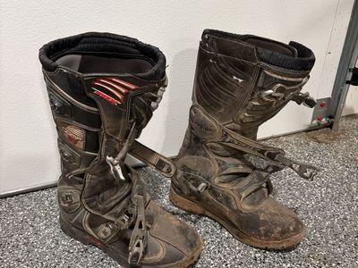 Dirt bike boots