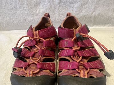 Keen Youth Size 1 hot Pink Wtrprf Hiking Sandals