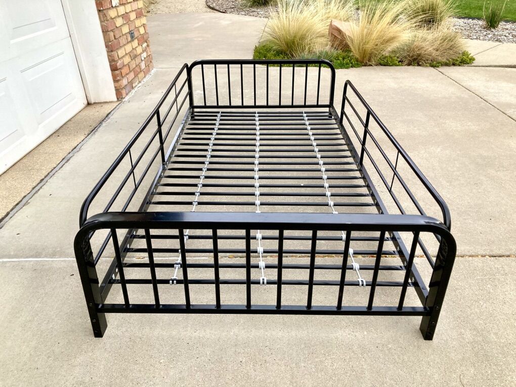 XL Long Twin Low Bed/Metal Bunk Top