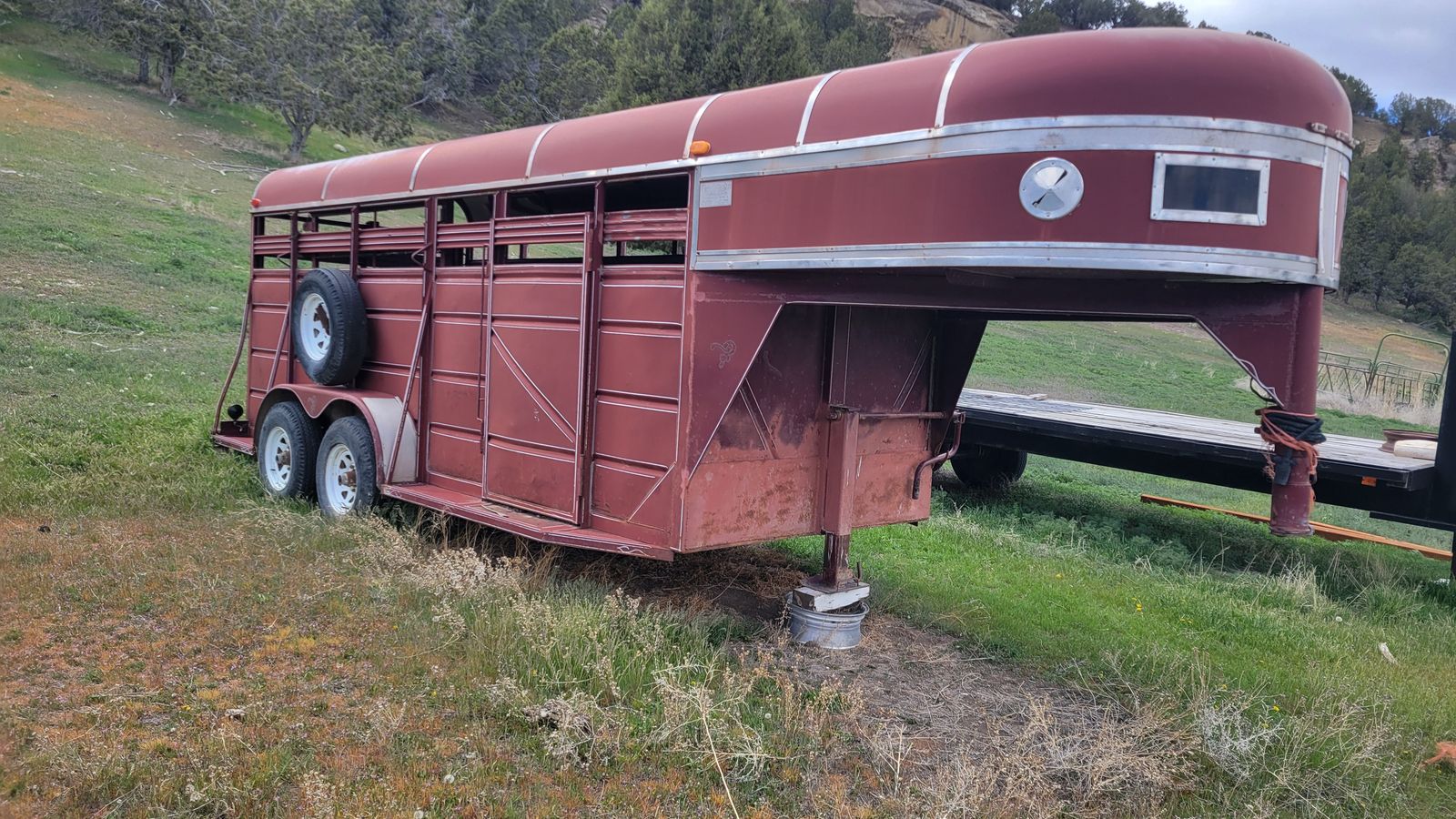 1993 Ponderosa Gooseneck Livestock Trailer