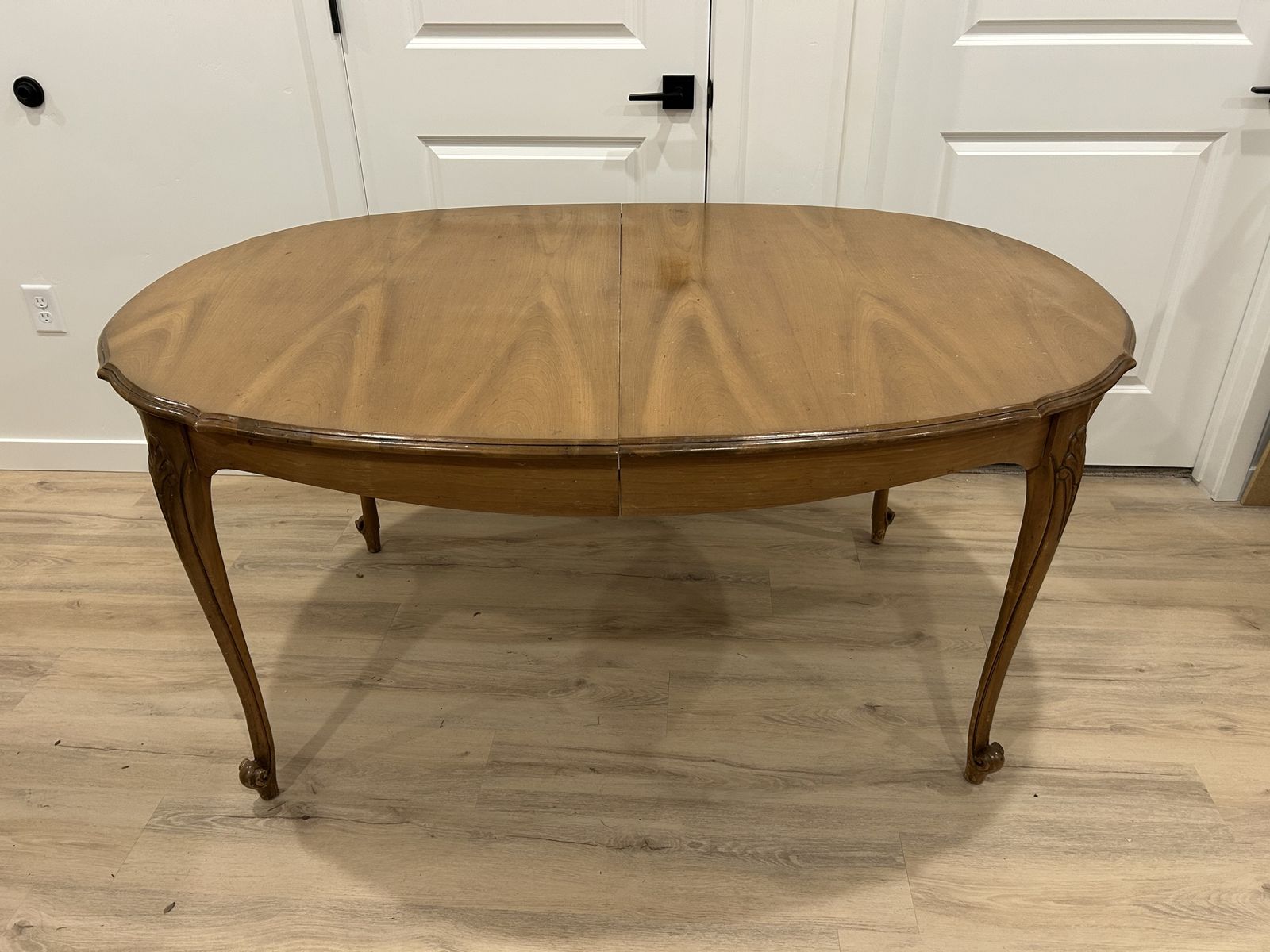 Table with 5 chairs
