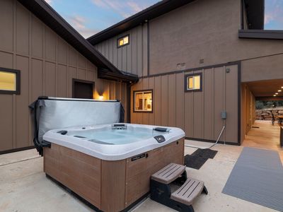 Bullfrog R7L Hot Tub Spa – Fully Working – Cover & Steps Included – $2,900 OBO
