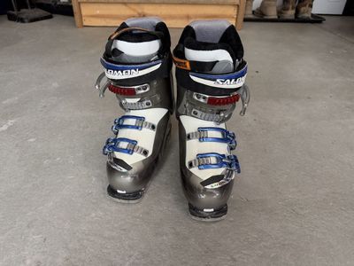 Salomon 23.5 Ski Boots