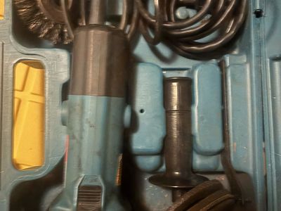 Makita 4in angle grinder
