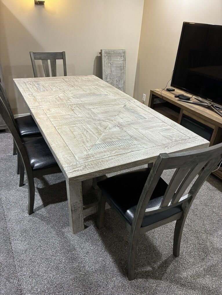 Beautiful Large Dining Room Table *Like New*