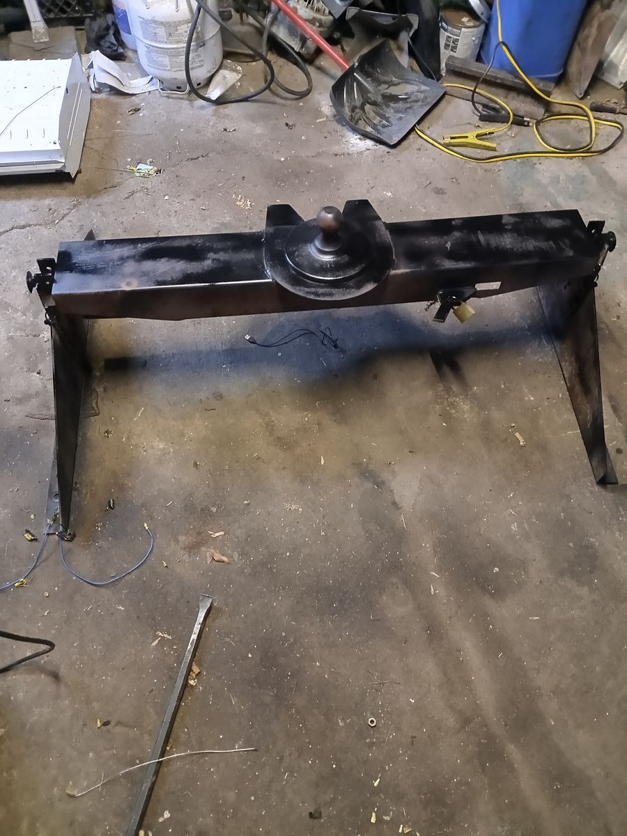 Fifth wheel hitch and tailgate