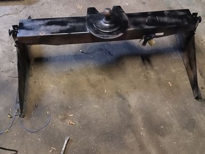 Fifth wheel hitch and tailgate