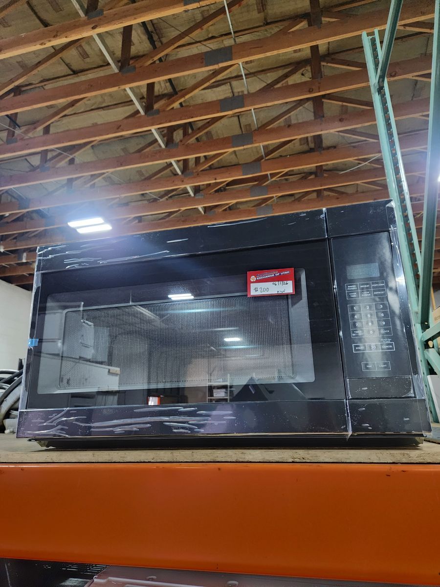 BEAUTIFUL OVER THE RANGE MICROWAVE! W-WARRANTY