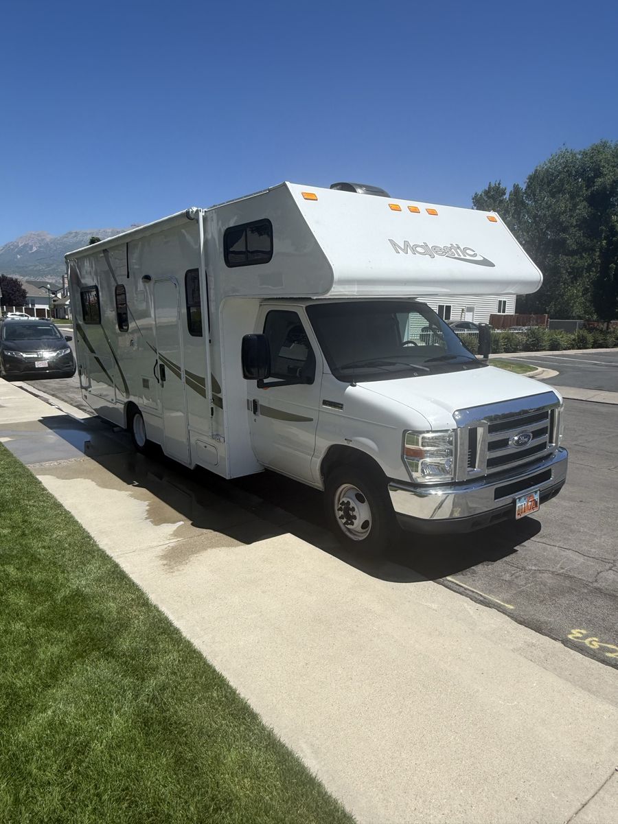 2018 Thor Motor Coach Majestic Class C Motorhome - Gas, 155k Miles