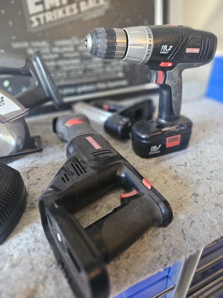 Craftsman 19.2 Volt Cordless Power Tool Set with Drill, circular saw, Reciprocating Saw, and light. 2 batteries 