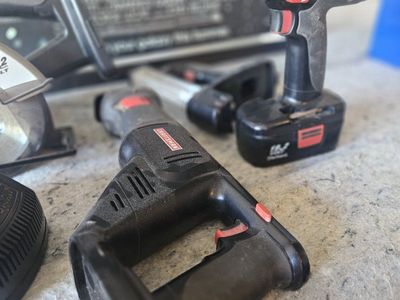 Craftsman 19.2 Volt Cordless Power Tool Set with Drill, circular saw, Reciprocating Saw, and light. 2 batteries