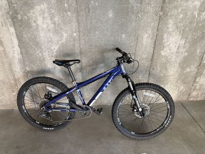 Diamondback Hook 24" Kids Mountain Bike - Blue Hardtail, SRAM Drivetrain