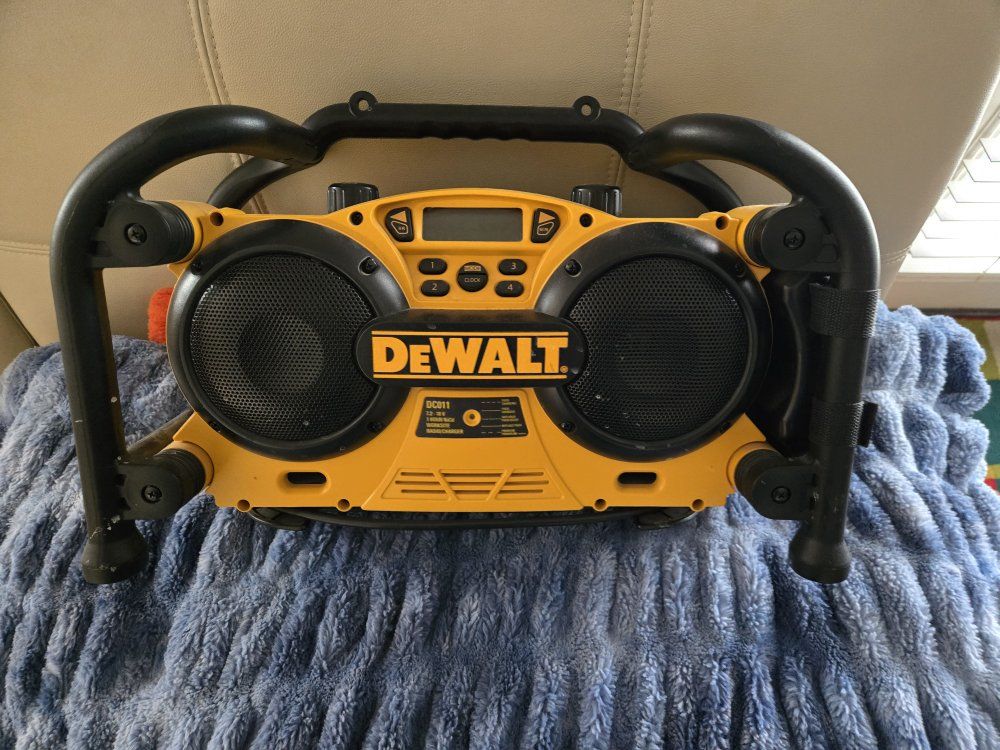 DEWALT JOBSITE RADIO CHARGER DCR011