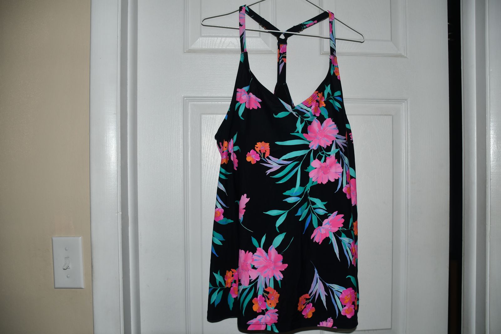 NWT WOMEN'S "ISLAND ESCAPE" SWIMSUIT TOP ~ SIZE 16W ~ PADDED UNDERWIRE ~ FLORAL ~ ADJ STRAPS ~ CUTE!