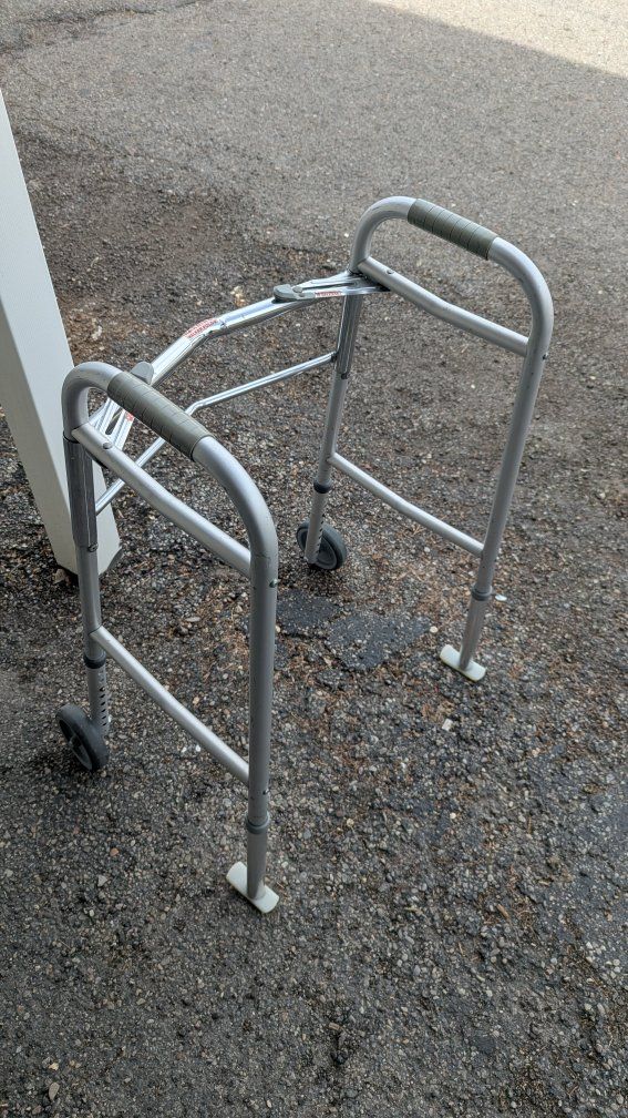 Foldable walker w/ front wheels