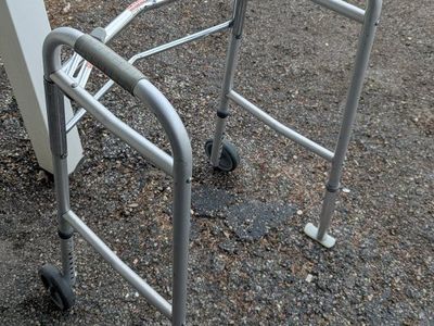 Walker w/ front wheels - foldable