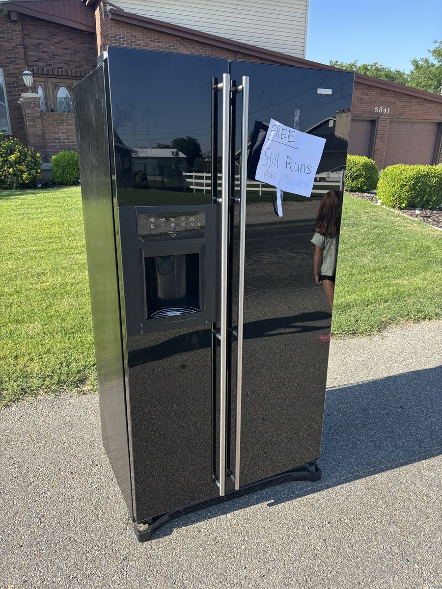 JennAir Side-by-Side Refrigerator with Water & Ice Dispenser - Black Gloss