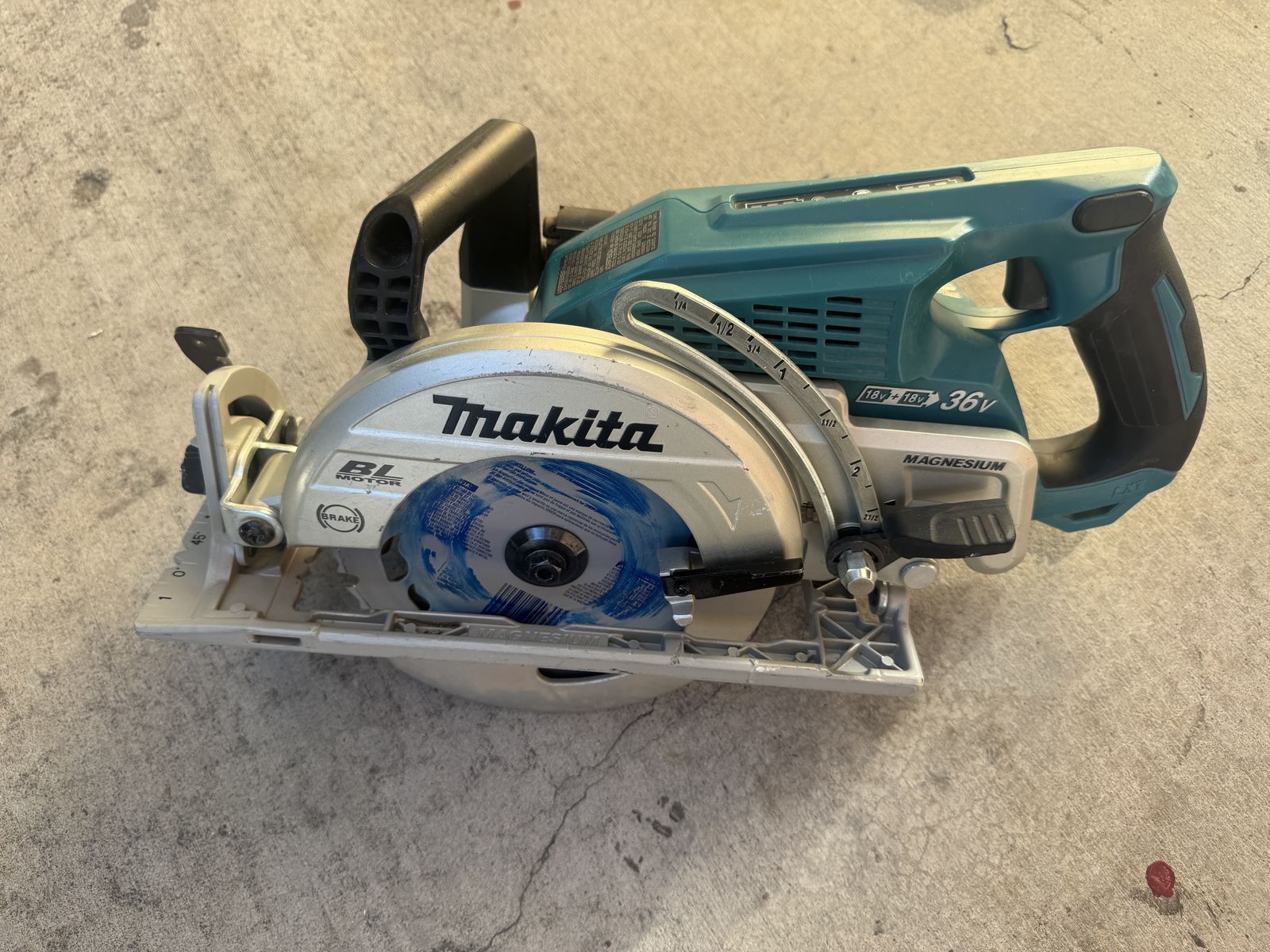 Makita XSR01 36 v saw