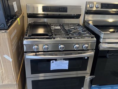 New open box Samsung - 30 in. Wide 5 Burner 6.0 cu. ft. Smart Freestanding Gas Range with Stainless Cooktop & Air Fry