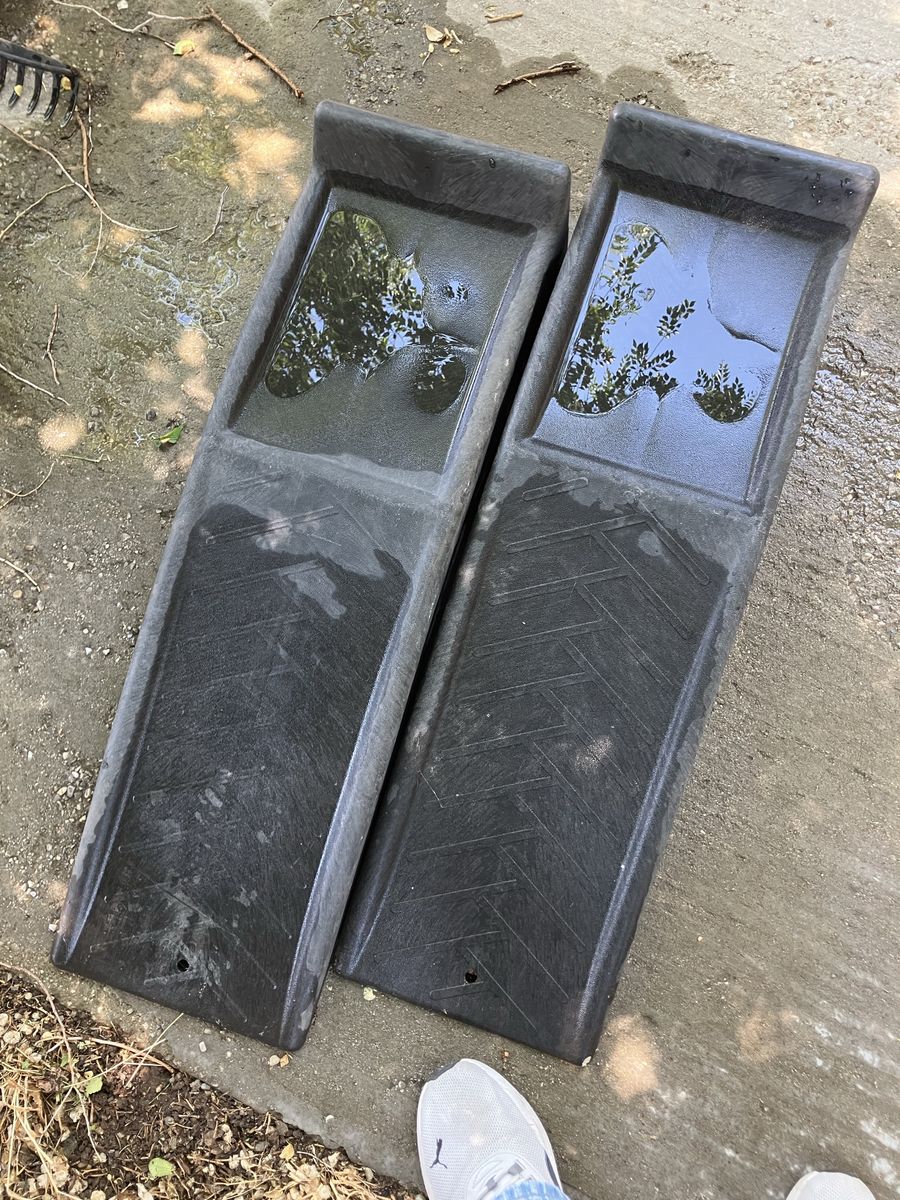 2 plastic ramps