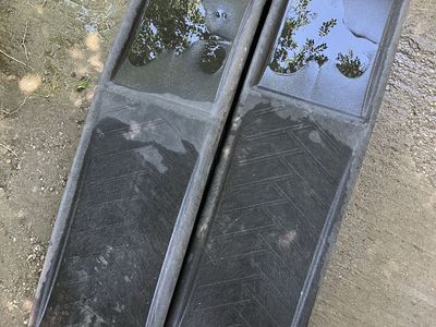 2 plastic ramps