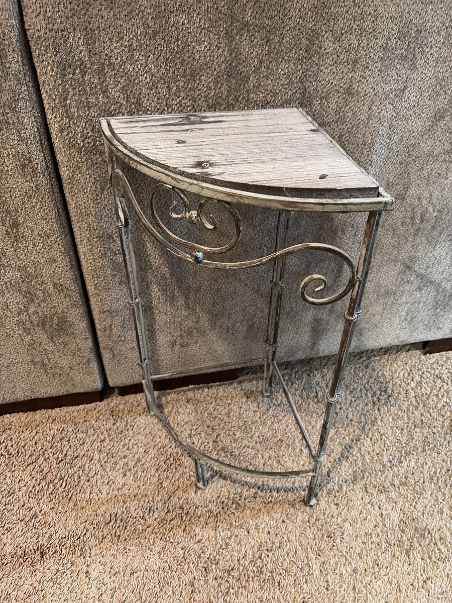 Corner tables