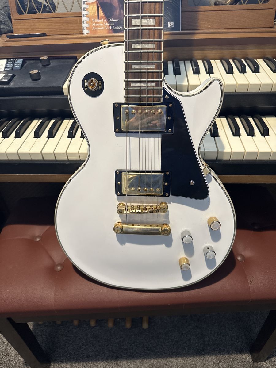 Epiphone Les Paul Custom Pro Electric Guitar - Alpine White with Gold Hardware