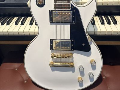 Epiphone Les Paul Custom Pro Electric Guitar - Alpine White with Gold Hardware
