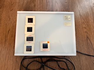 Slide viewer - Logan desk top light box - model no. 810. Excl condition hardly used.