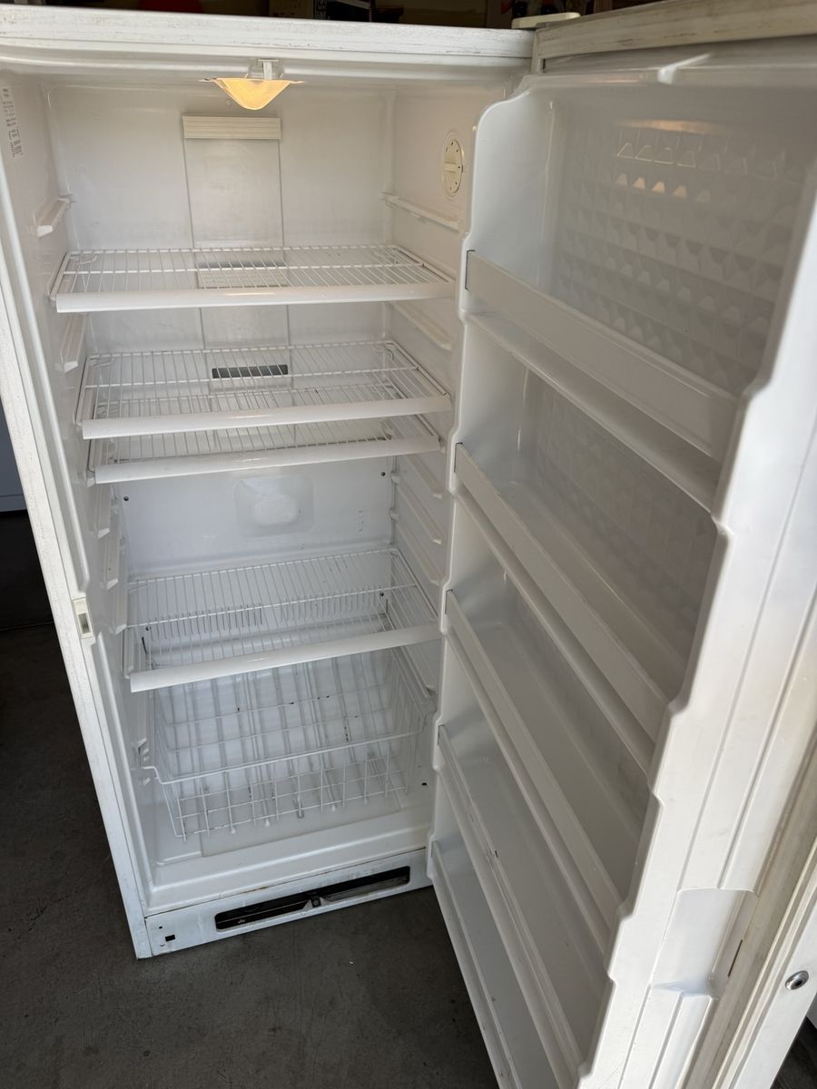Amana Deepfreeze Upright Freezer White works great its plug in for u to see $100